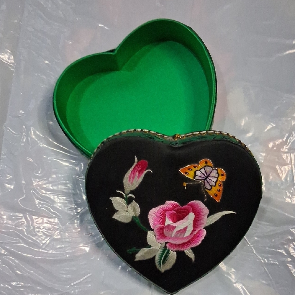 Embroidered Heart-Shaped Jewelry Box - Black and Green